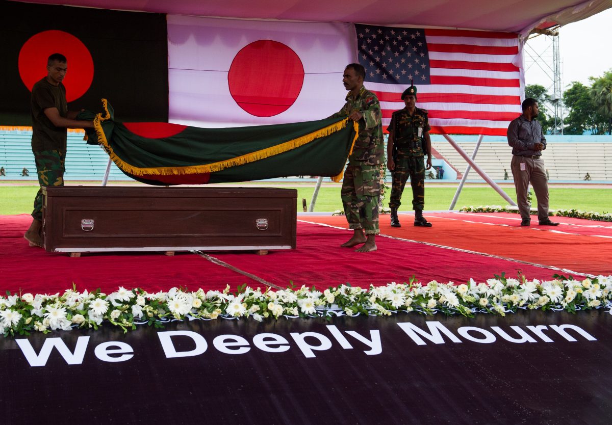 Isis, il nuovo video shock in Bangladesh: “Non smetteremo di uccidere i crociati” Isis, il nuovo video shock in Bangladesh: “Non smetteremo di uccidere i crociati”