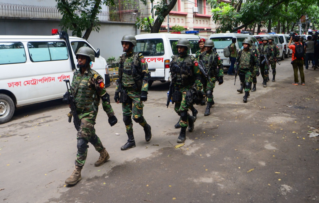 Isis, il nuovo video shock in Bangladesh: “Non smetteremo di uccidere i crociati” Isis, il nuovo video shock in Bangladesh: “Non smetteremo di uccidere i crociati”