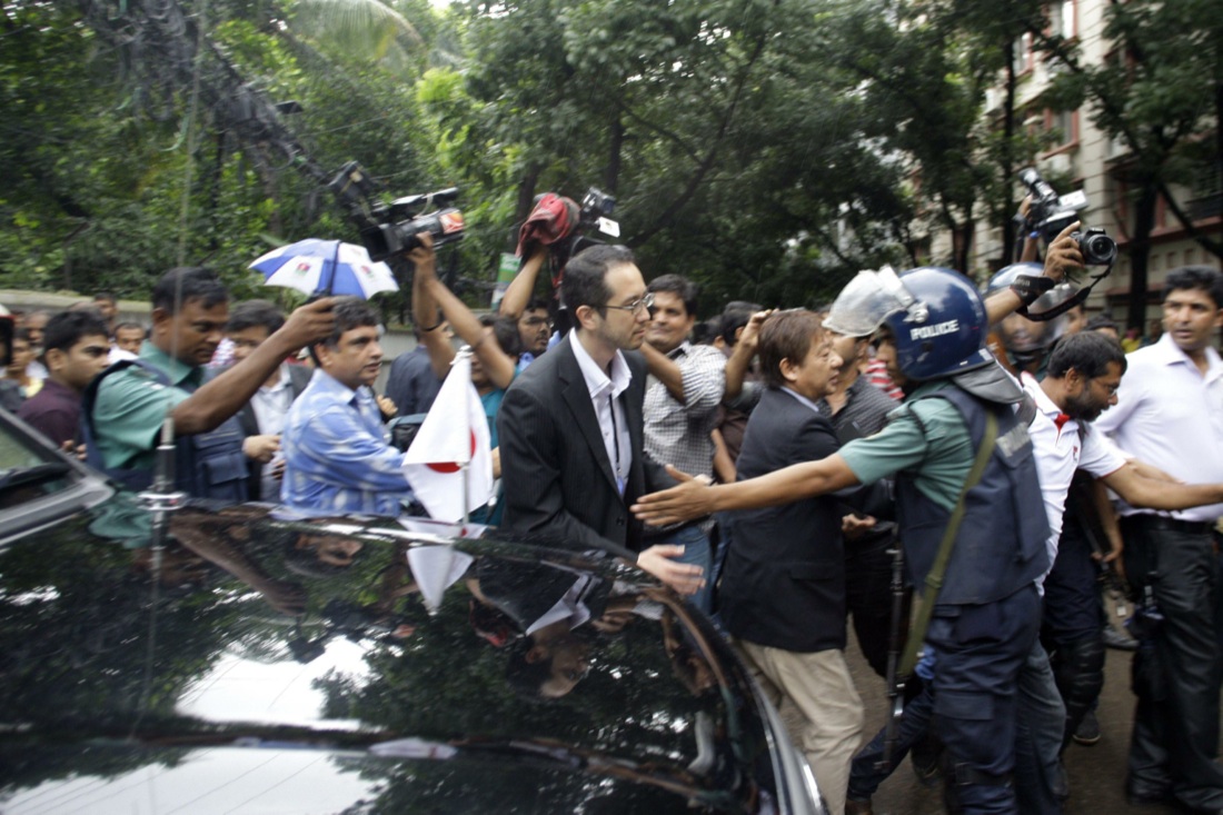 Isis, il nuovo video shock in Bangladesh: “Non smetteremo di uccidere i crociati” Isis, il nuovo video shock in Bangladesh: “Non smetteremo di uccidere i crociati”