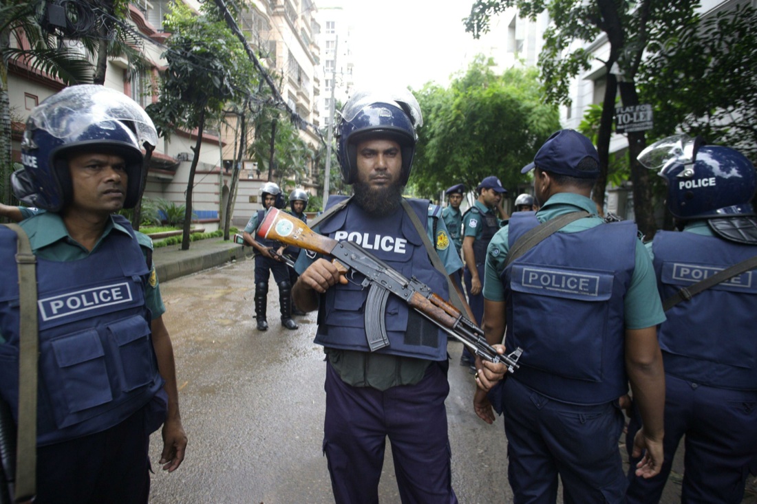 Isis, il nuovo video shock in Bangladesh: “Non smetteremo di uccidere i crociati” Isis, il nuovo video shock in Bangladesh: “Non smetteremo di uccidere i crociati”