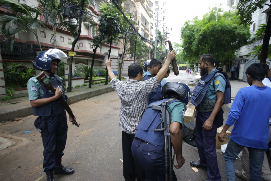 Isis, il nuovo video shock in Bangladesh: “Non smetteremo di uccidere i crociati” Isis, il nuovo video shock in Bangladesh: “Non smetteremo di uccidere i crociati”