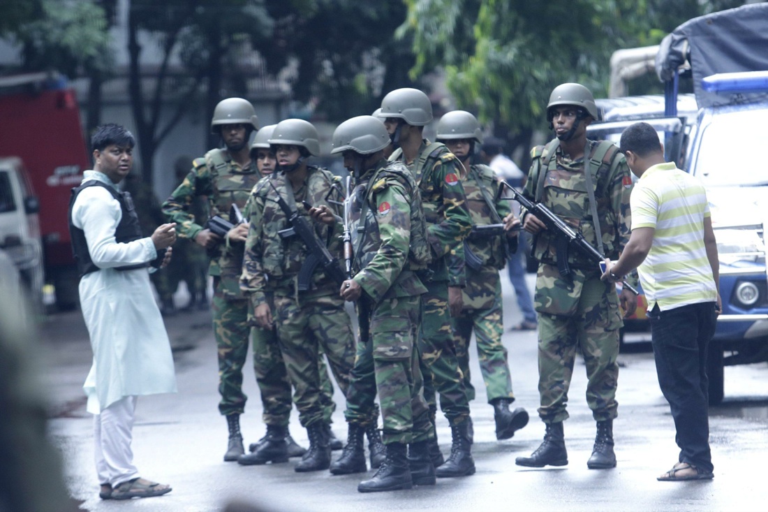 Isis, il nuovo video shock in Bangladesh: “Non smetteremo di uccidere i crociati” Isis, il nuovo video shock in Bangladesh: “Non smetteremo di uccidere i crociati”