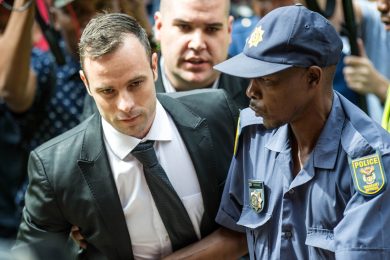 Atletica: dimezzata la pena di Pistorius, condannato a sei anni di carcere