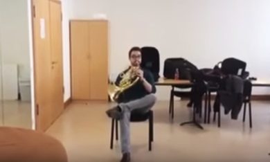 Duetto per corno francese e… sedia