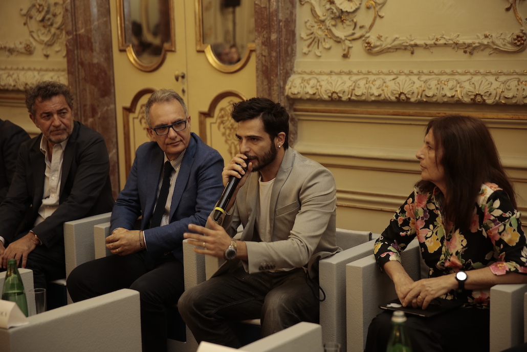 Fiction Mediaset: le novità, dalle serie con Morandi e Ferilli a Liberi sognatori Fiction Mediaset: le novità, dalle serie con Morandi e Ferilli a Liberi sognatori