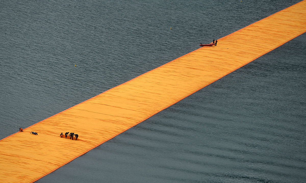 Christo e The Floating Piers: le curiosità in un libro Christo e The Floating Piers: le curiosità in un libro
