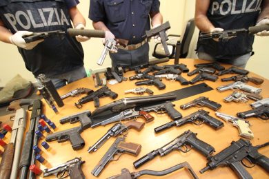 Reggio Emilia, lo strano caso dell’imprenditore con la passione per le armi