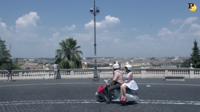 Red Bull ‘Roma Azione’: un tuffo negli anni ’50 a bordo di una Vespa