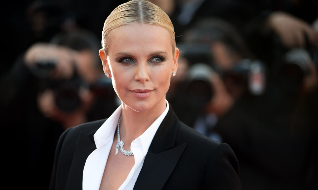 Charlize Theron, il figlio indossa il cappello di Frozen Charlize Theron, il figlio indossa il cappello di Frozen