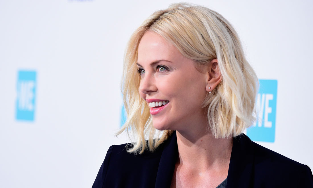 Charlize Theron, il figlio indossa il cappello di Frozen Charlize Theron, il figlio indossa il cappello di Frozen