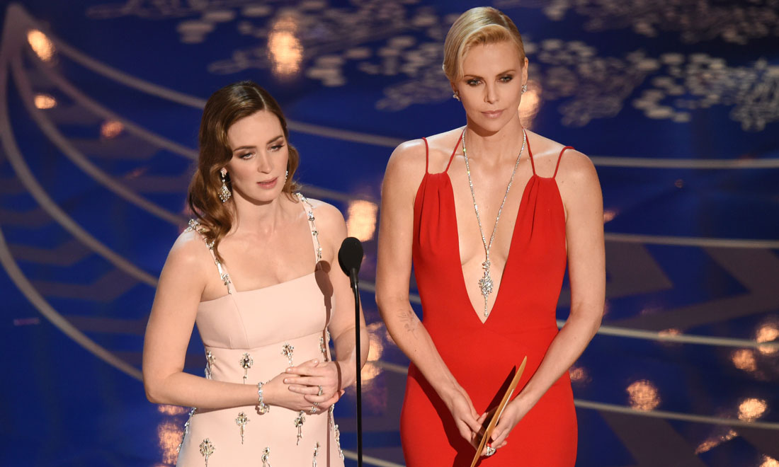 Charlize Theron, il figlio indossa il cappello di Frozen Charlize Theron, il figlio indossa il cappello di Frozen