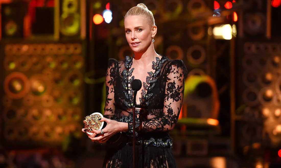 Charlize Theron, il figlio indossa il cappello di Frozen Charlize Theron, il figlio indossa il cappello di Frozen