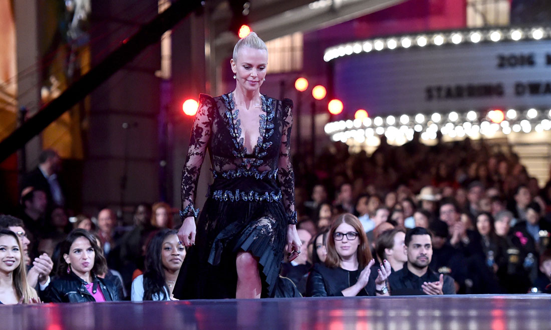 Charlize Theron, il figlio indossa il cappello di Frozen Charlize Theron, il figlio indossa il cappello di Frozen