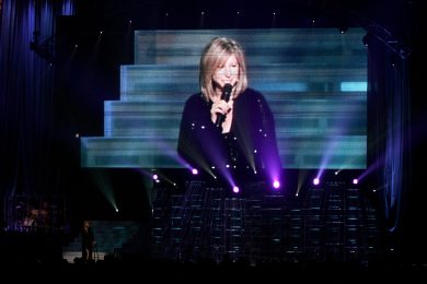 Barbra Streisand: l’album dei duetti con le star di Hollywood (Banderas, Hathaway e…)