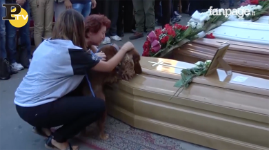 Terremoto, funerali: il cane saluta il padrone vittima del sisma