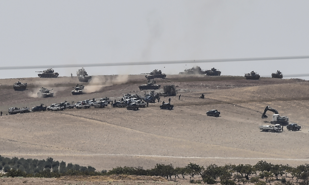 Guerra in Siria: l’arrivo dei carri armati turchi – Foto