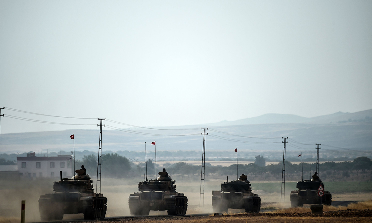 Guerra in Siria: l’arrivo dei carri armati turchi – Foto