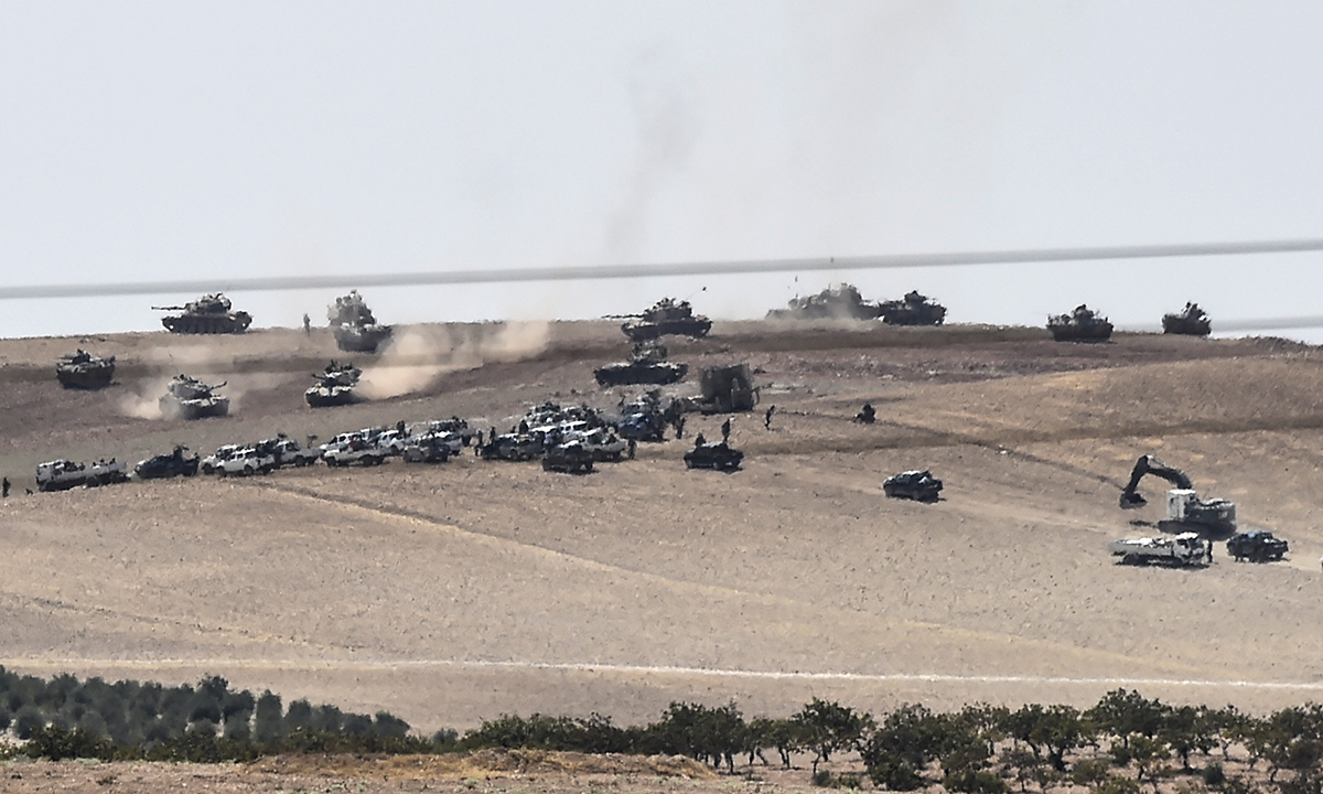 Guerra in Siria: l’arrivo dei carri armati turchi – Foto