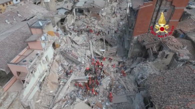 Terremoto Amatrice: le macerie viste dal drone dei Vigili del Fuoco | video
