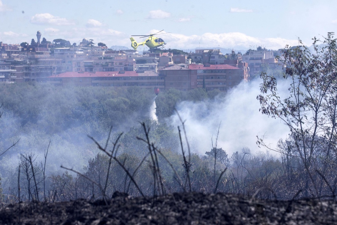 Roma, allarme incendi: 30 roghi devastano alcune zone della capitale e del Lazio