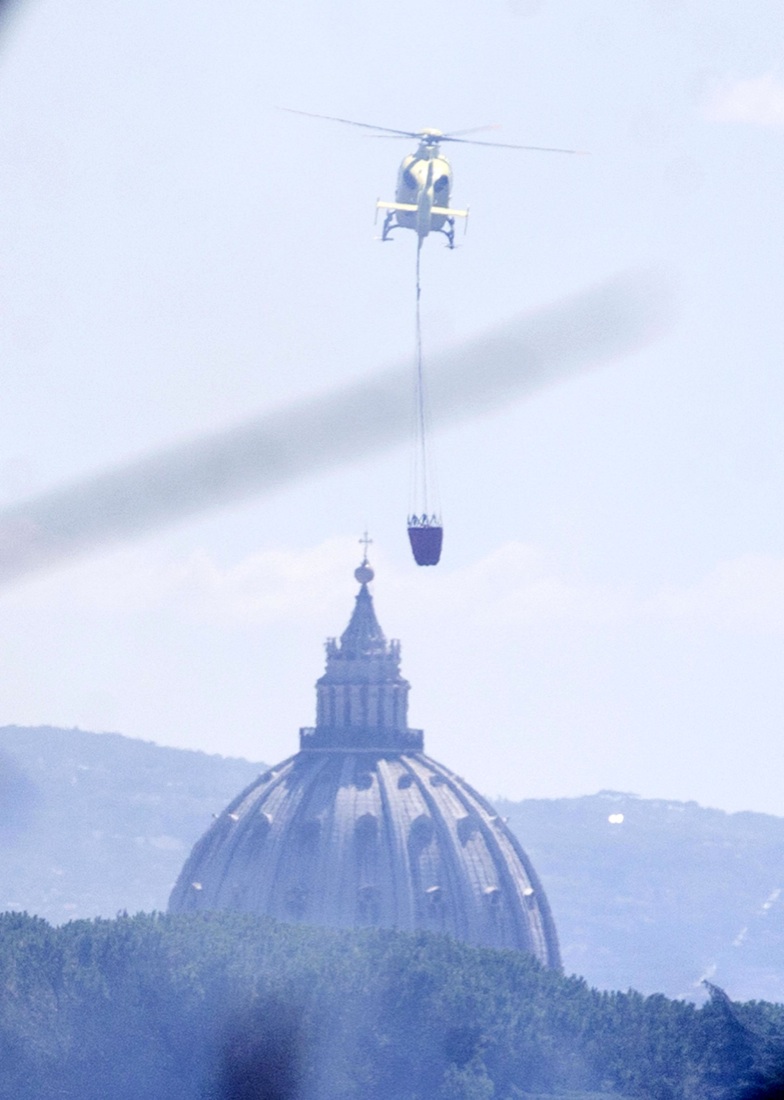 Roma, allarme incendi: 30 roghi devastano alcune zone della capitale e del Lazio