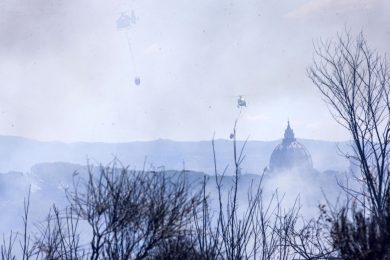 Roma, allarme incendi: 30 roghi devastano alcune zone della capitale e del Lazio