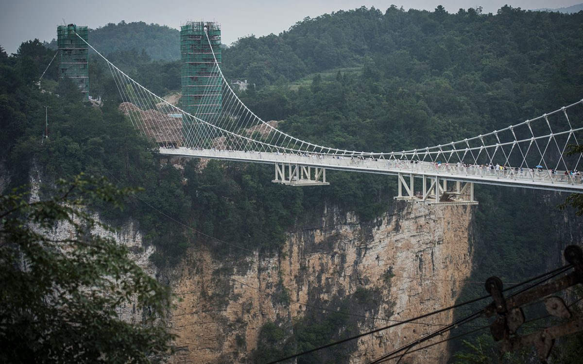 Galleria foto 'Cina, il ponte di cristallo più alto e più lungo del mondo – Foto' - foto 12
