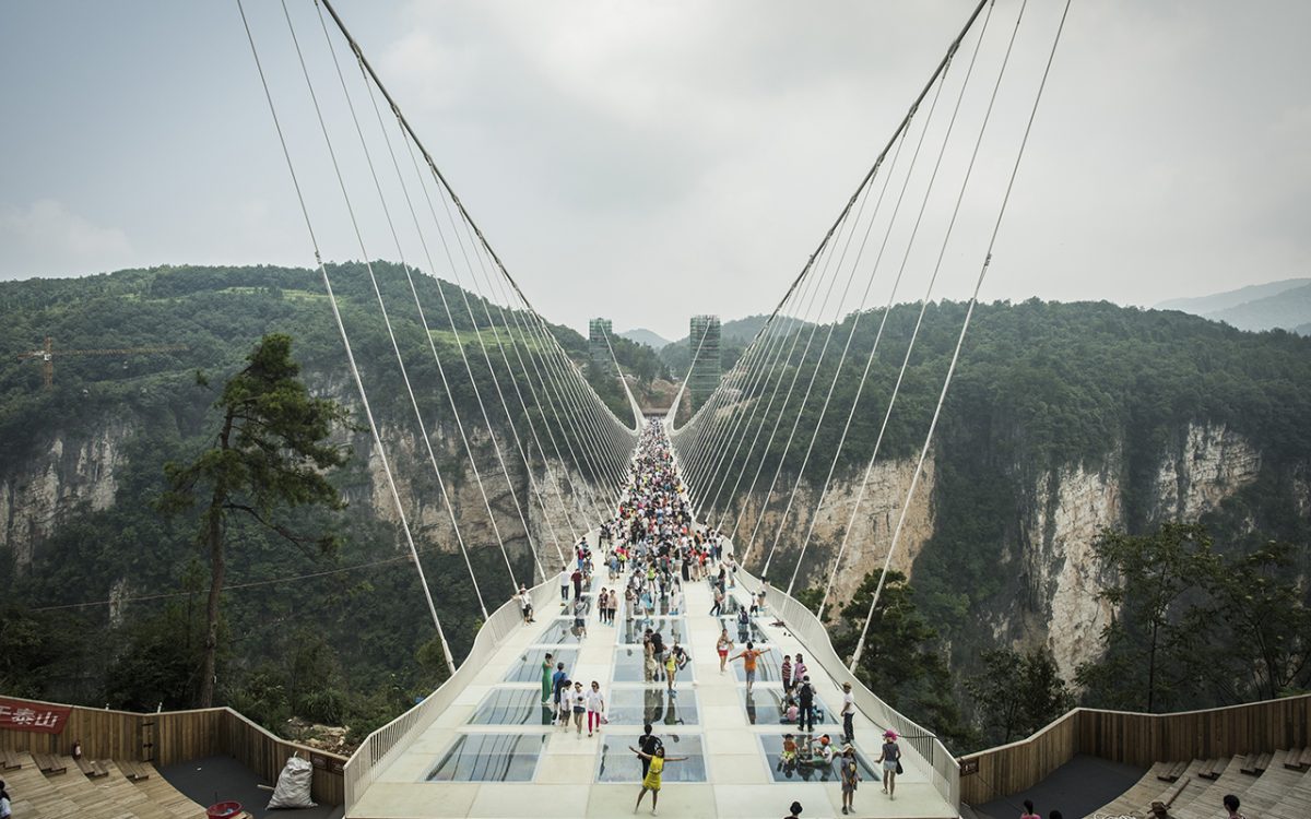 Cina, il ponte di cristallo più alto e più lungo del mondo – Foto Cina, il ponte di cristallo più alto e più lungo del mondo – Foto