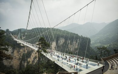 Cina, il ponte di cristallo più alto e più lungo del mondo – Foto