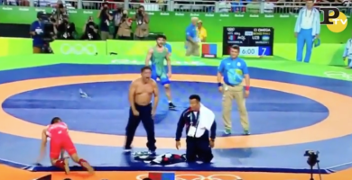 I tecnici del lottatore mongolo si spogliano per protesta