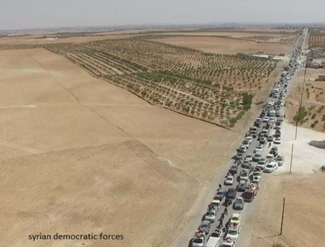 Galleria foto 'Siria, le foto dell’Isis in fuga con gli ostaggi dopo la liberazione di Manbij' - foto 16