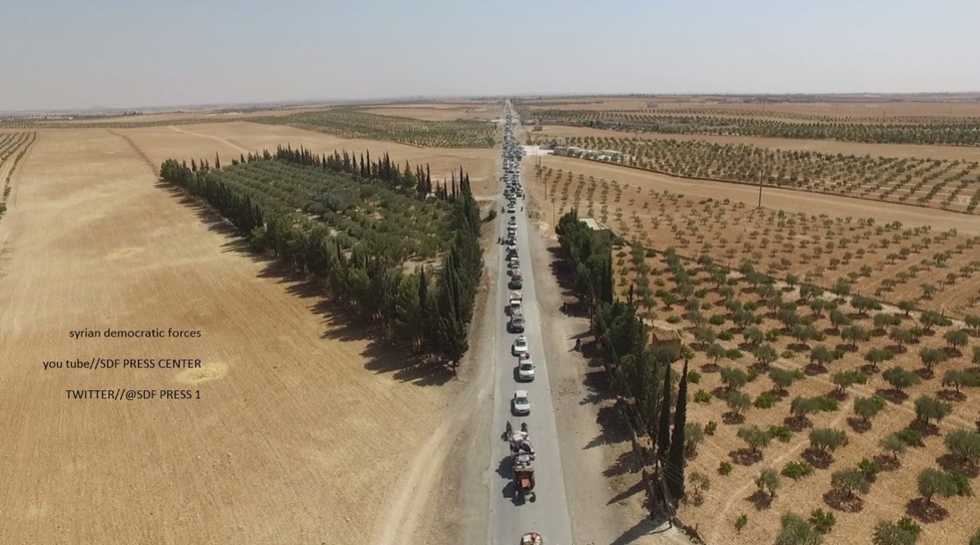 Galleria foto 'Siria, le foto dell’Isis in fuga con gli ostaggi dopo la liberazione di Manbij' - foto 14