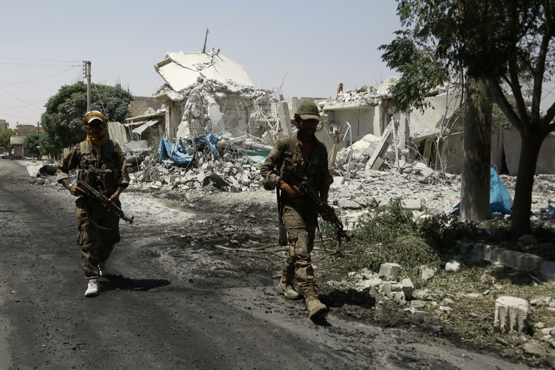 Galleria foto 'Siria, le foto dell’Isis in fuga con gli ostaggi dopo la liberazione di Manbij' - foto 9