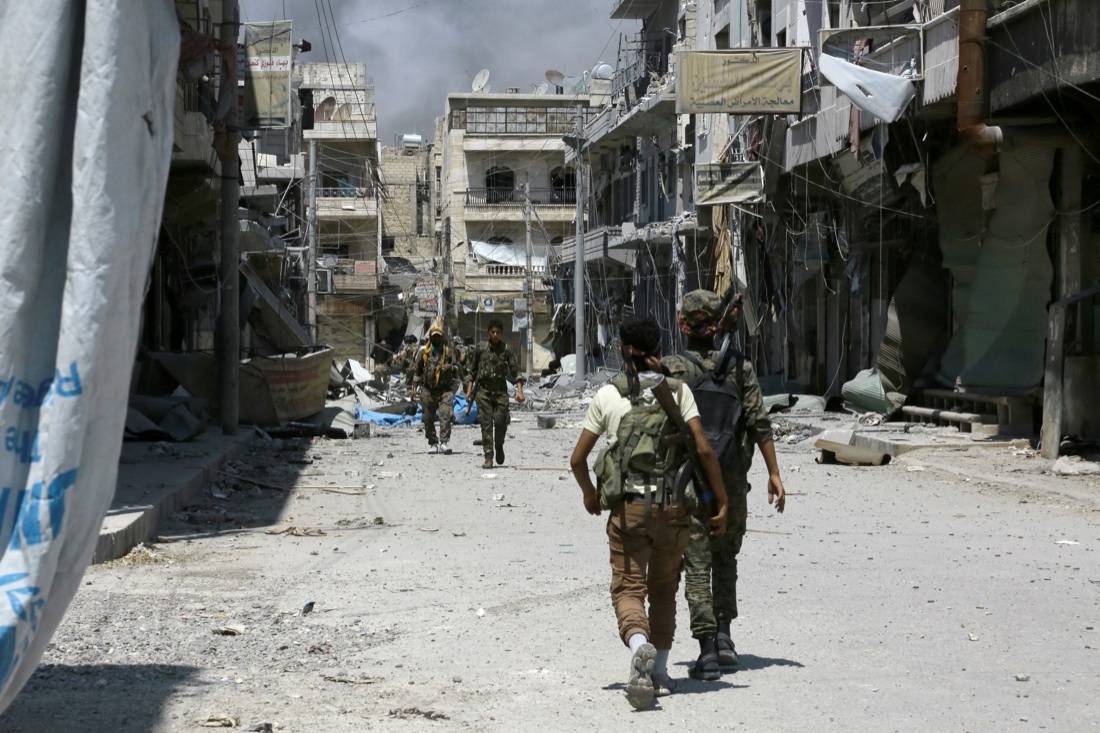 Galleria foto 'Siria, le foto dell’Isis in fuga con gli ostaggi dopo la liberazione di Manbij' - foto 8