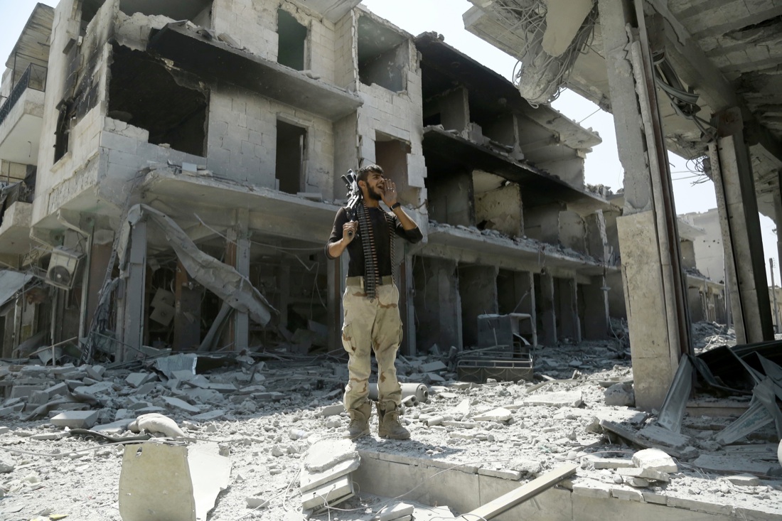 Galleria foto 'Siria, le foto dell’Isis in fuga con gli ostaggi dopo la liberazione di Manbij' - foto 6