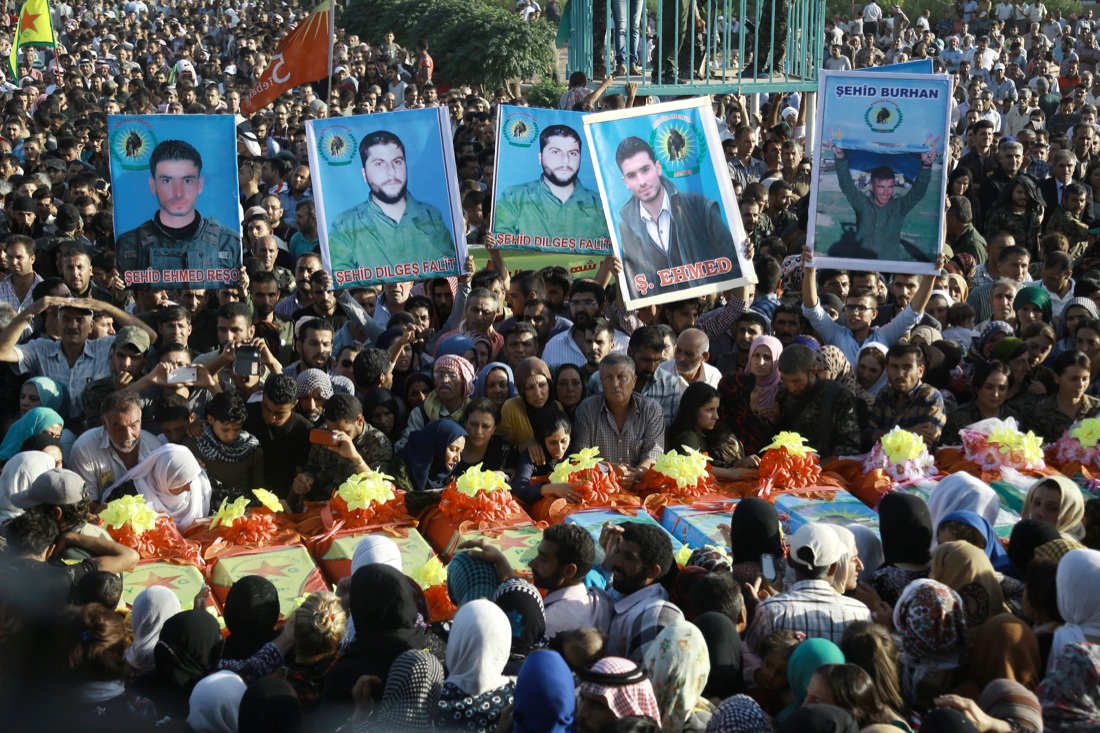 Galleria foto 'Siria, le foto dell’Isis in fuga con gli ostaggi dopo la liberazione di Manbij' - foto 5