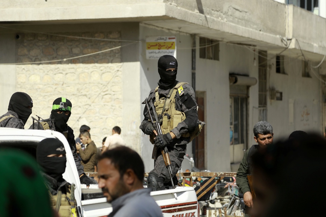 Galleria foto 'Siria, le foto dell’Isis in fuga con gli ostaggi dopo la liberazione di Manbij' - foto 3