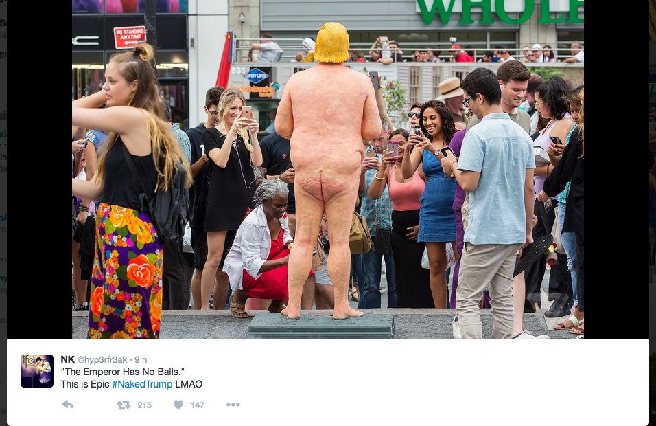 Donald Trump, spuntano le statue di nudo in giro per gli States Donald Trump, spuntano le statue di nudo in giro per gli States