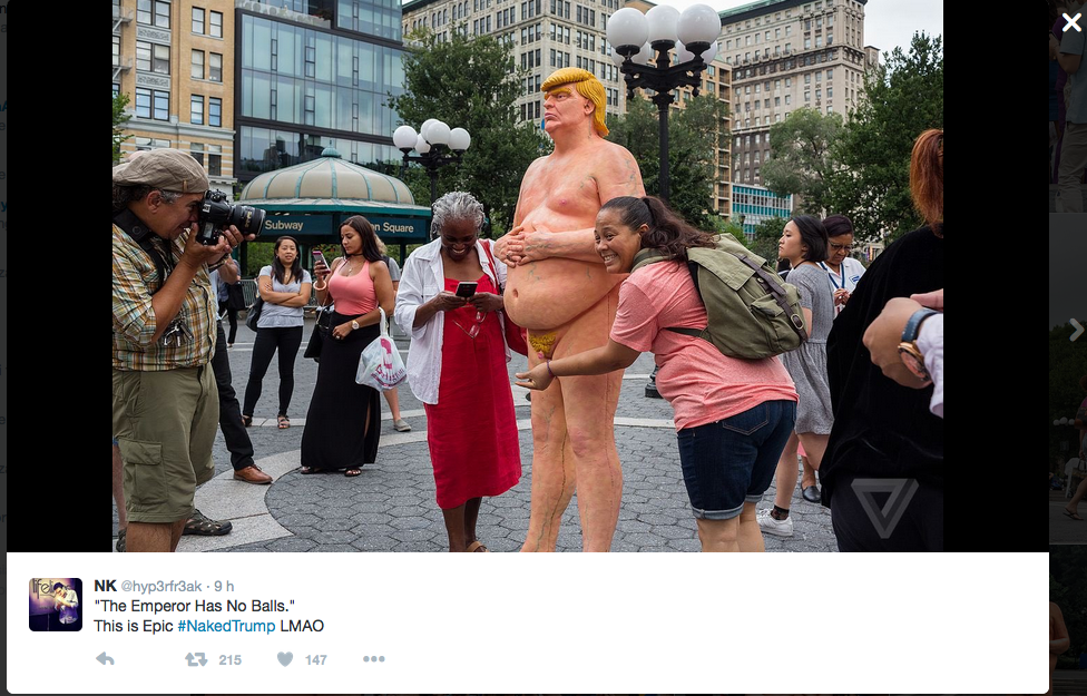 Donald Trump, spuntano le statue di nudo in giro per gli States Donald Trump, spuntano le statue di nudo in giro per gli States