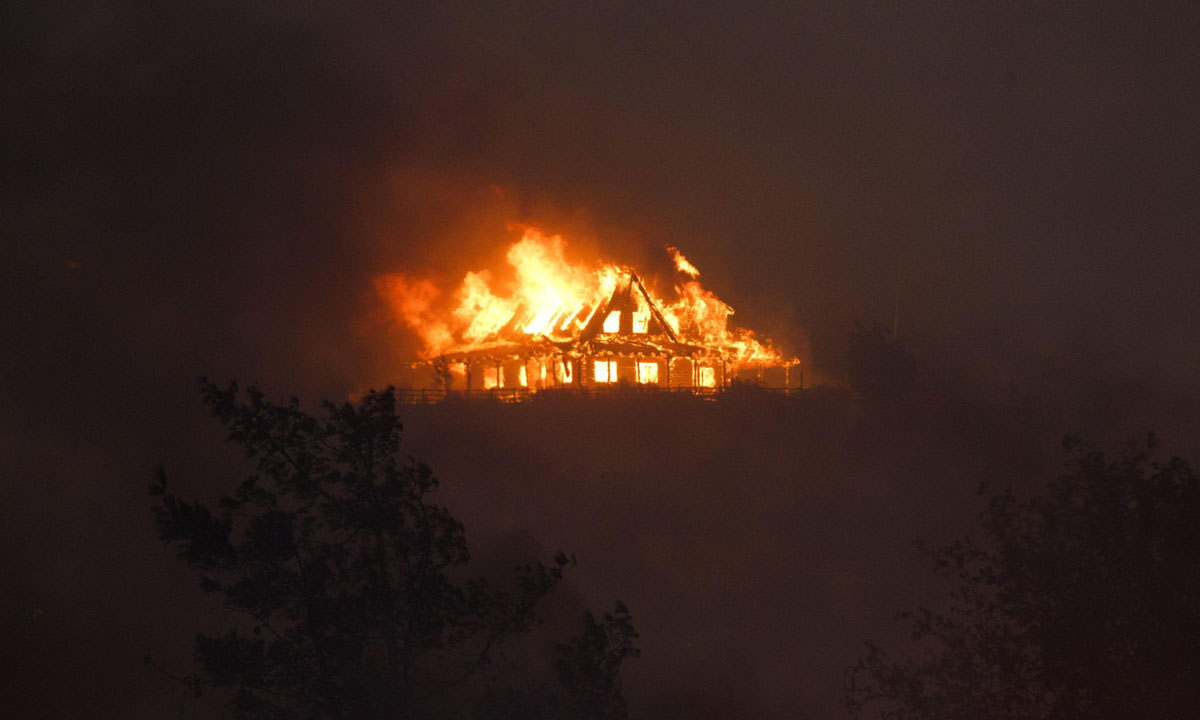 Grandi incendi in California, San Bernardino devastata – Foto