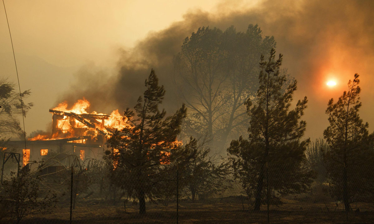 Grandi incendi in California, San Bernardino devastata – Foto