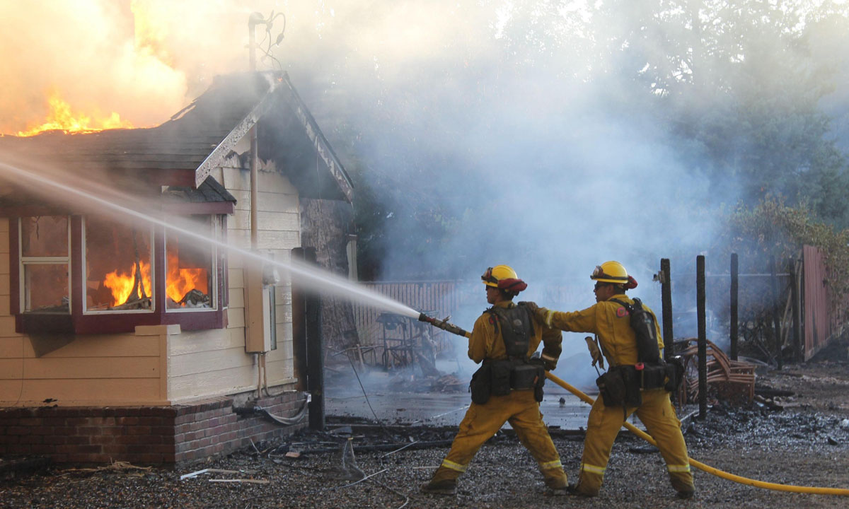 Grandi incendi in California, San Bernardino devastata – Foto