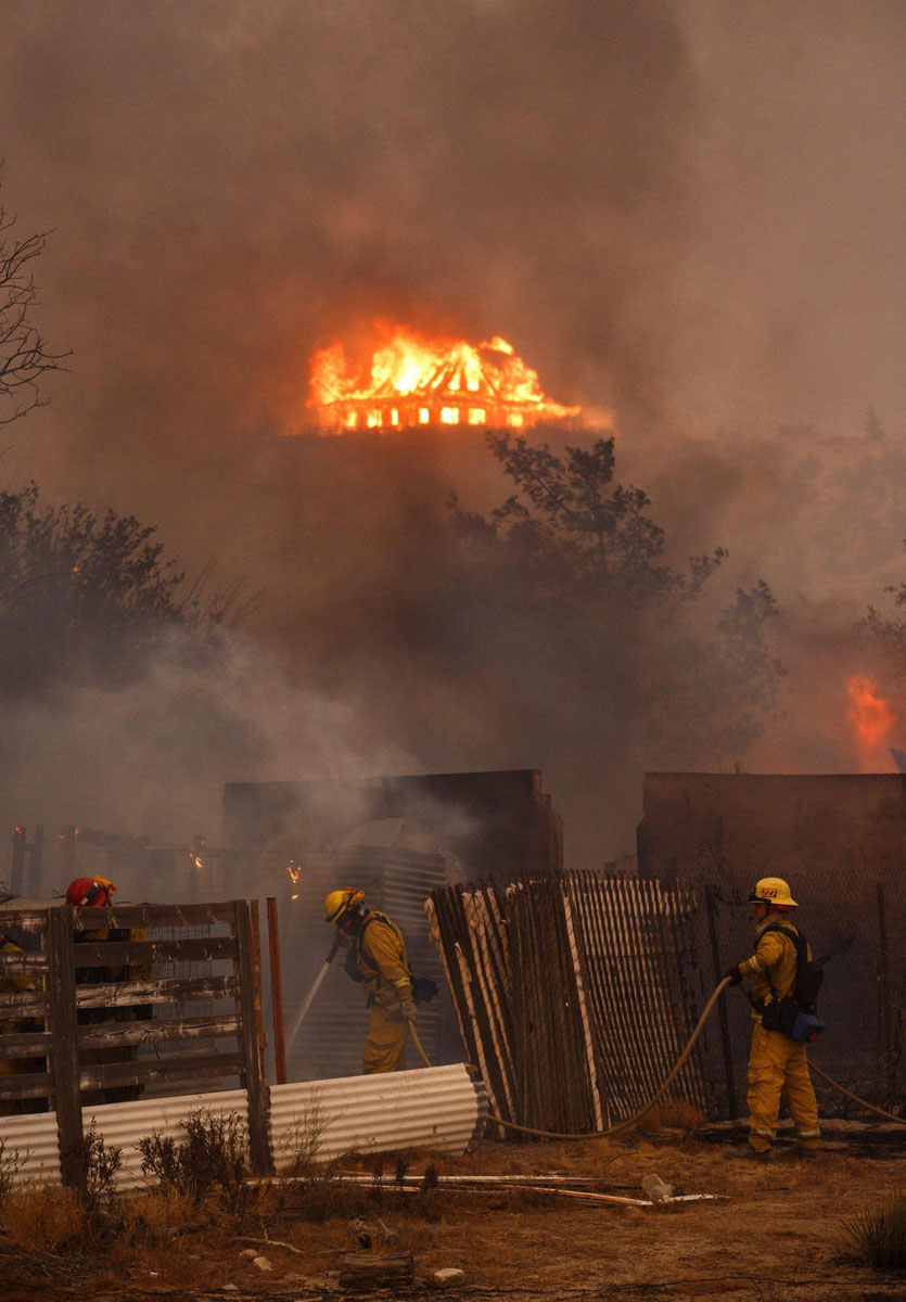 Grandi incendi in California, San Bernardino devastata – Foto