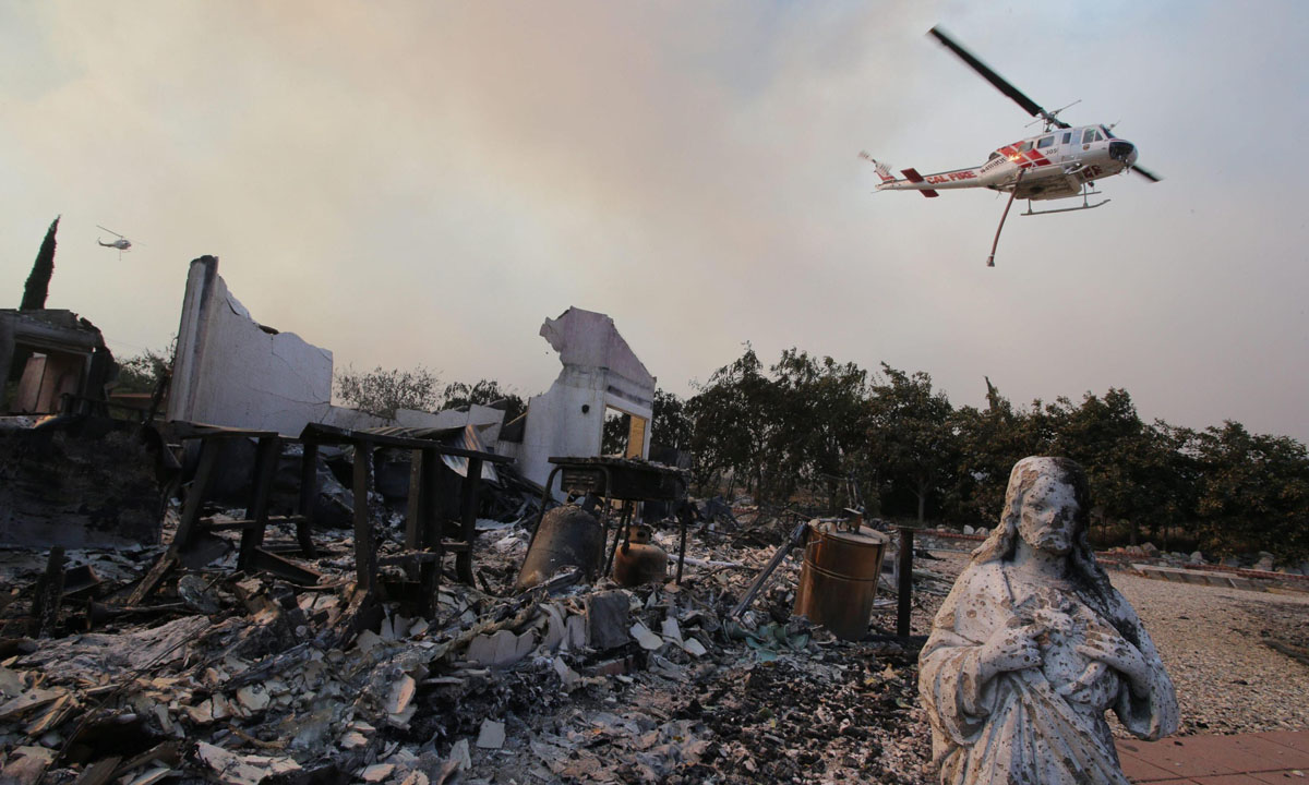 Grandi incendi in California, San Bernardino devastata – Foto