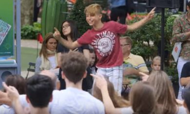 Ballerini professionisti guidati da passanti a caso