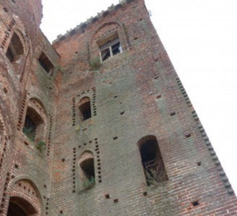 In vendita castello con fantasma e tesoro (veri) In vendita castello con fantasma e tesoro (veri)
