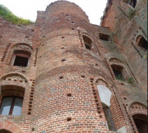 In vendita castello con fantasma e tesoro (veri) In vendita castello con fantasma e tesoro (veri)