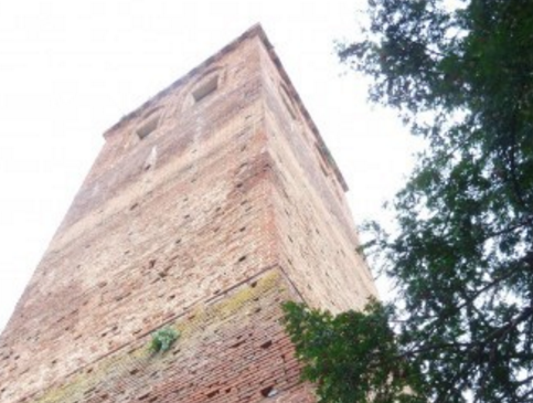 In vendita castello con fantasma e tesoro (veri) In vendita castello con fantasma e tesoro (veri)