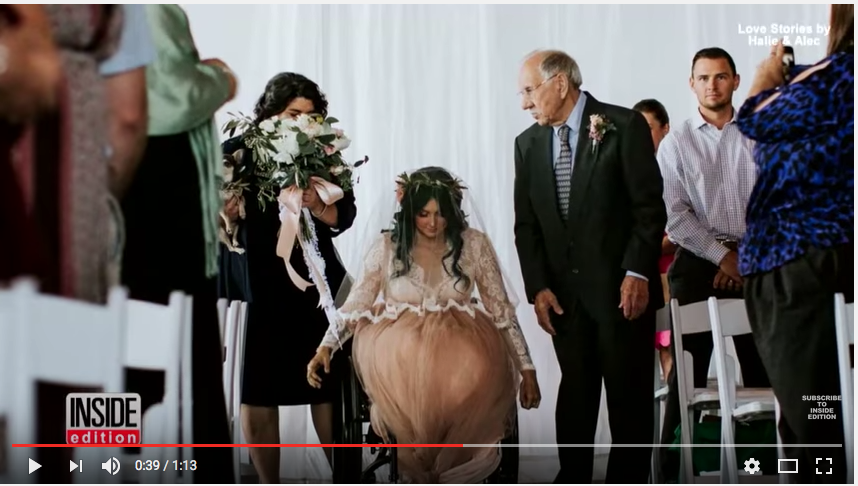 La sposa in sedia a rotelle cammina fino all’altare La sposa in sedia a rotelle cammina fino all’altare