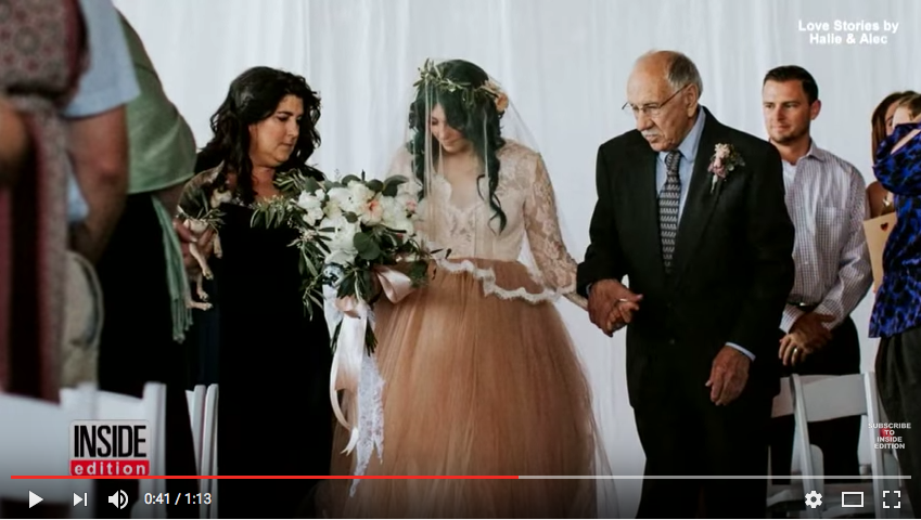 La sposa in sedia a rotelle cammina fino all’altare La sposa in sedia a rotelle cammina fino all’altare